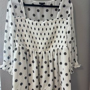 Torrid White Polka Dot Smocked blusa